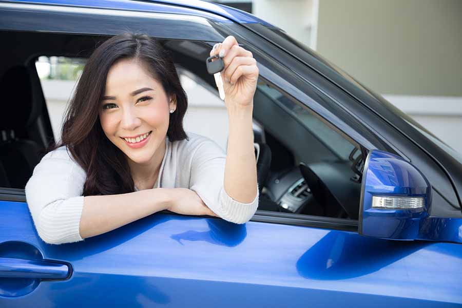 lady collecting her car keys for daily car rental Singapore