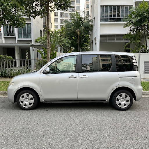 photo of Toyota Sienta 1.5A side view